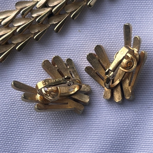 1950s Crown Trifari set gold bracelet with safety & clip on earrings rare - Picture 6 of 8